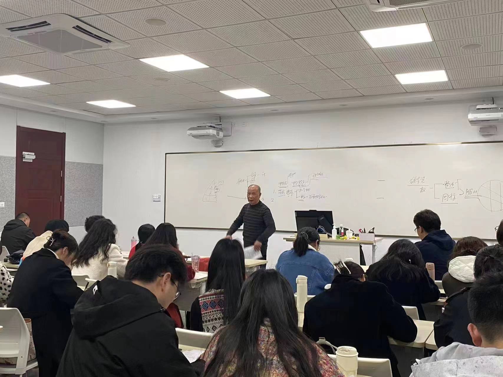 马克思主义学院开展“讲清源头，勇立潮头——中国式现代化道路”系列讲座
